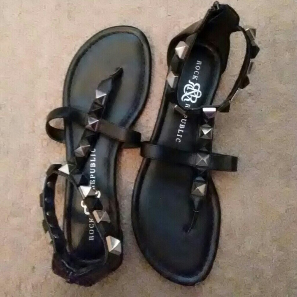 Black sandal flats